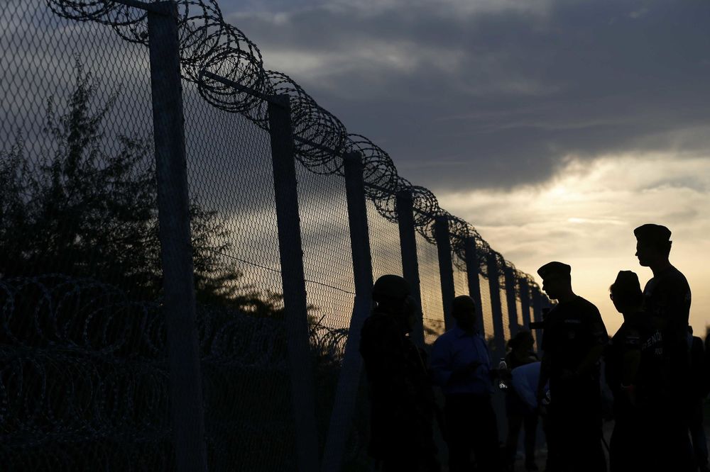 Izbeglice SEKU ŽICU, Mađari počeli da ih PRIVODE!