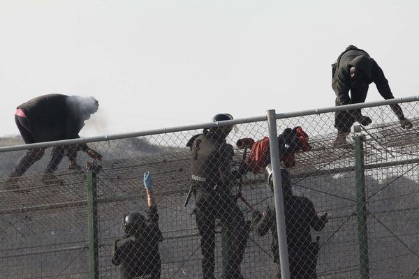 MAĐARI HAPSE IZBEGLICE: Lisice na ruke svima koji pređu granicu! (FOTO)