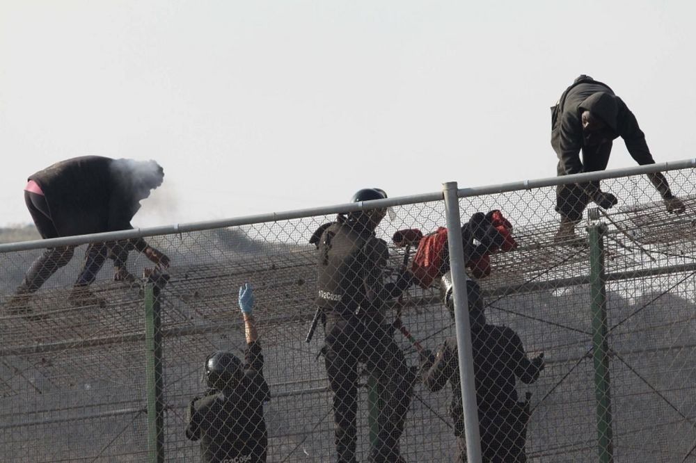 MAĐARI HAPSE IZBEGLICE: Lisice na ruke svima koji pređu granicu! (FOTO)