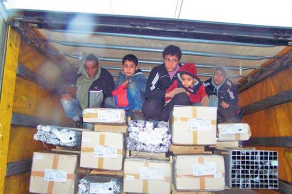 STRPALI 43 SIRIJCA U TRI AUTOMOBILA: Ovo samo Piroćanci mogu