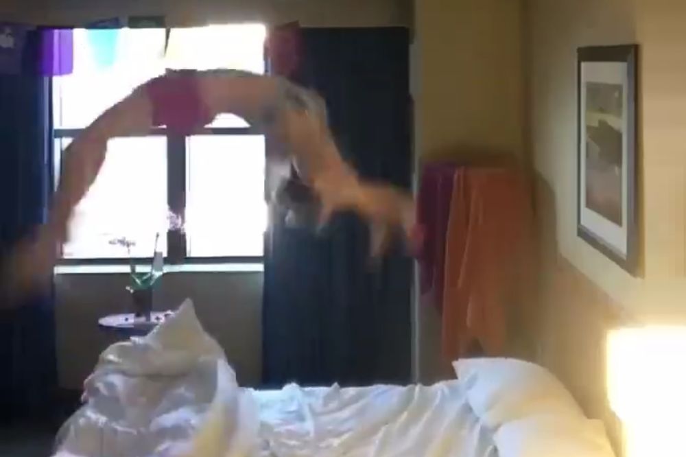 Dušek kao trampolina: Za tren oka spremna za spavanjac! (VIDEO)