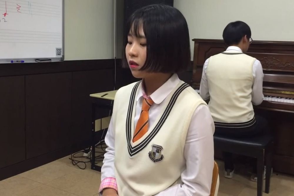 Ova devojčica je pokidala kako peva najveći svetski hit! (VIDEO)