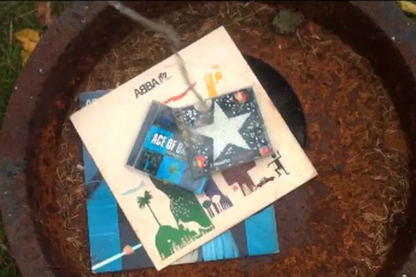 Danci pred meč sa Švedskom bacaju Ikein nameštaj, pale Abine ploče, a Volvo je džabe! (VIDEO)