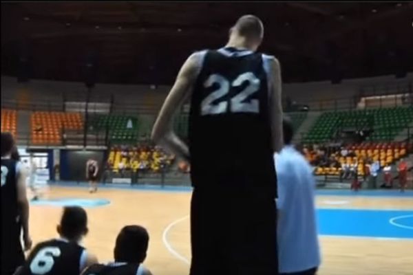 Čime ga hrane? Rumunski košarkaš ima 15 godina i 229 centimetara! (VIDEO)
