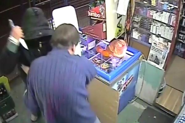 Pljačka u Zemunu: Lopov nožem izbo radnika! (UZNEMIRUJUĆI VIDEO)