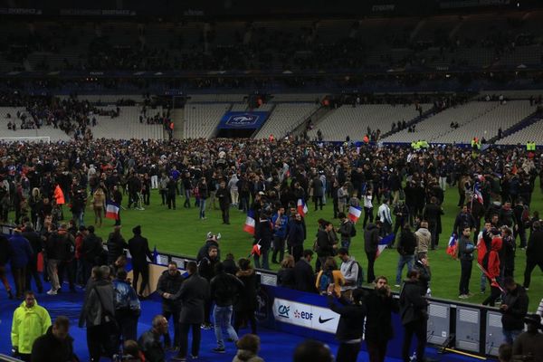 Marseljeza u inat teroristima: Navijači Francuske pevali himnu prilikom evakuacije! (VIDEO)