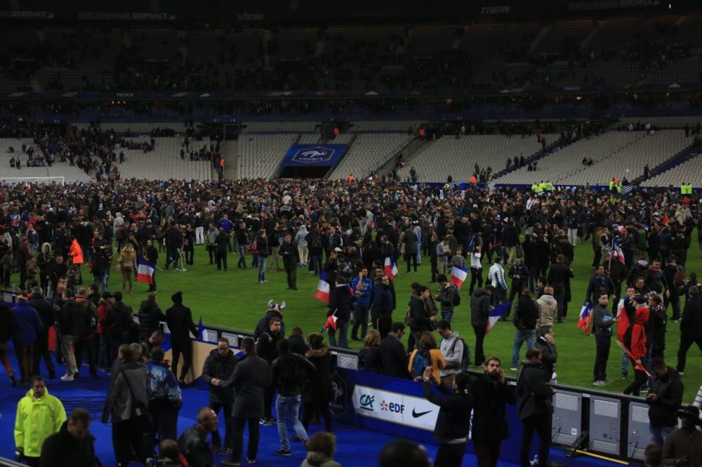 Marseljeza u inat teroristima: Navijači Francuske pevali himnu prilikom evakuacije! (VIDEO)