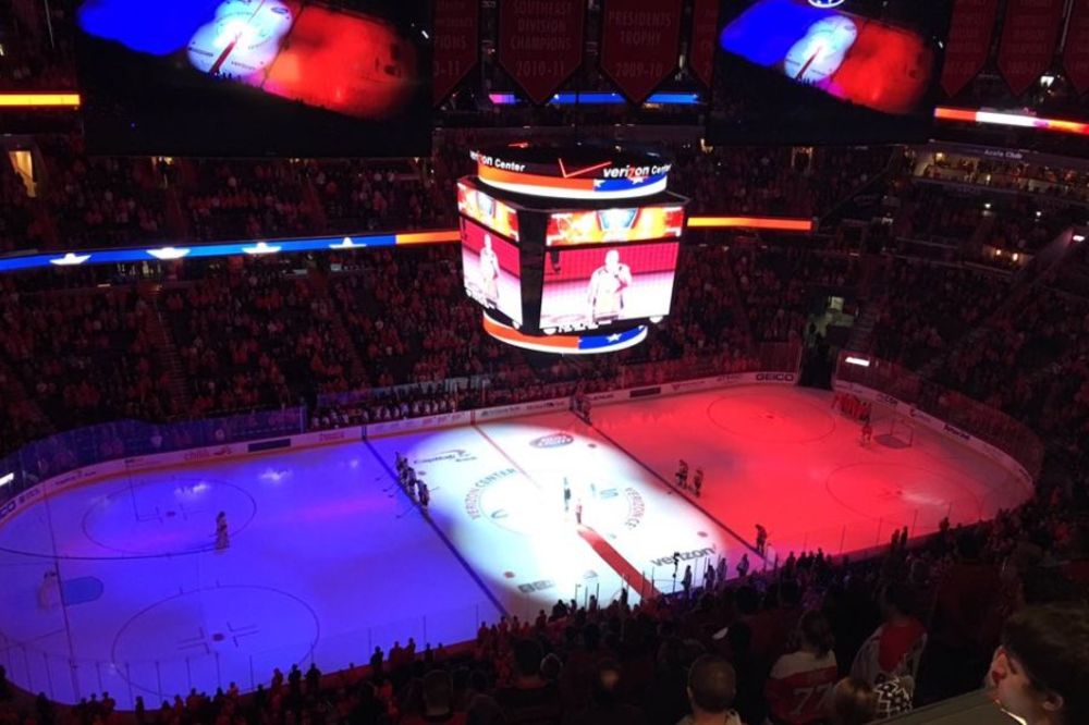 Strašan gest Amerikanaca: Zastava Francuske na sred hokejaškog terena! (FOTO)