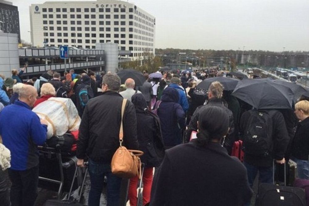 Panika širom sveta: Na aerodromu u Londonu uhapšen muškarac s oružjem u torbi!
