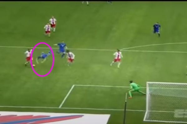 Ne znamo šta je smešnije! Da li igrač koji je zaplivao kroz vazduh ili sudija koji je naseo na glumu? (VIDEO)