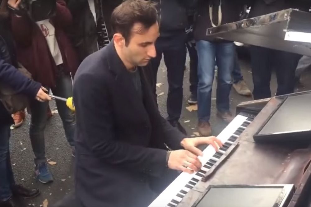 Seo je za klavir i ispred kluba u kome su džihadisti ubili 100 ljudi izveo pesmu Džona Lenona (VIDEO)