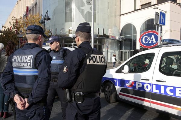Teroristi u Parizu imali između 15 i 18 godina?! Regrutuju decu za bolesne ciljeve (FOTO)