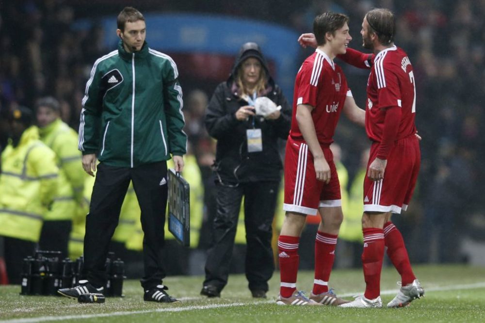 Ima li neko srećniji od Dejvida Bekama? Legendu Junajteda sin zamenio na utakmici! (VIDEO)