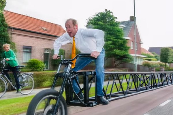 Ludi Holanđani napravili su bicikl dugačak 35,79 metara i ušli u Ginisovu knjigu! (VIDEO)