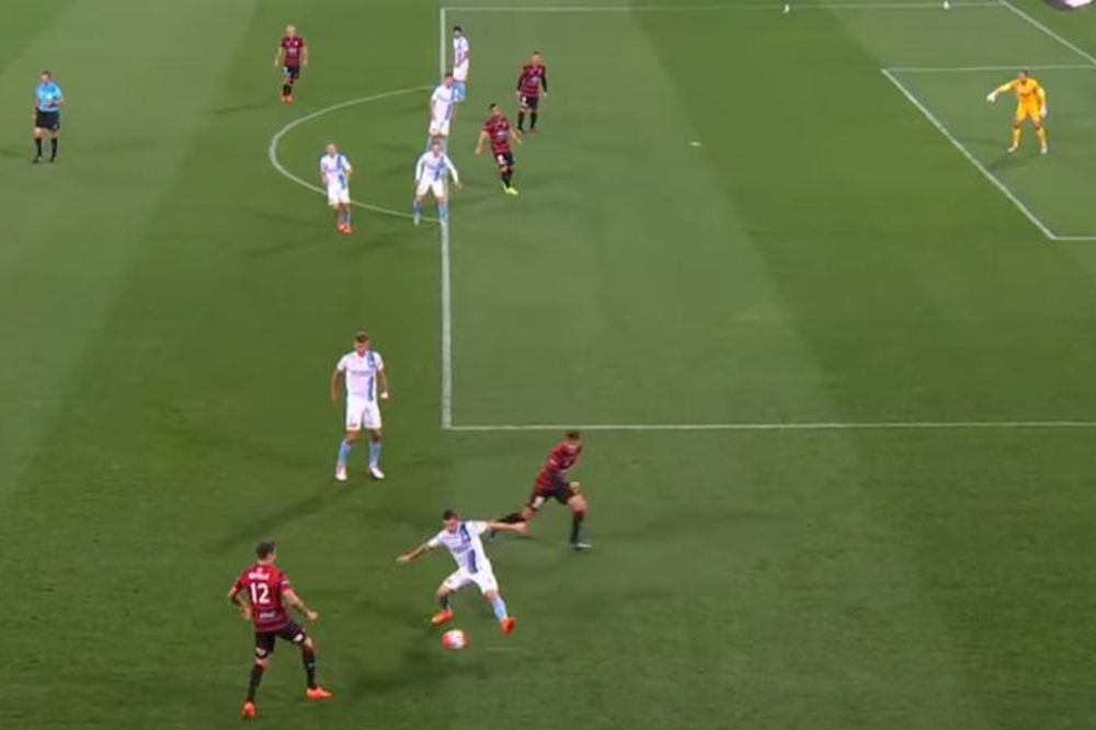 Ofsajd ili ne? Konfuzija na terenu, niko ne zna pravu odluku! (VIDEO)