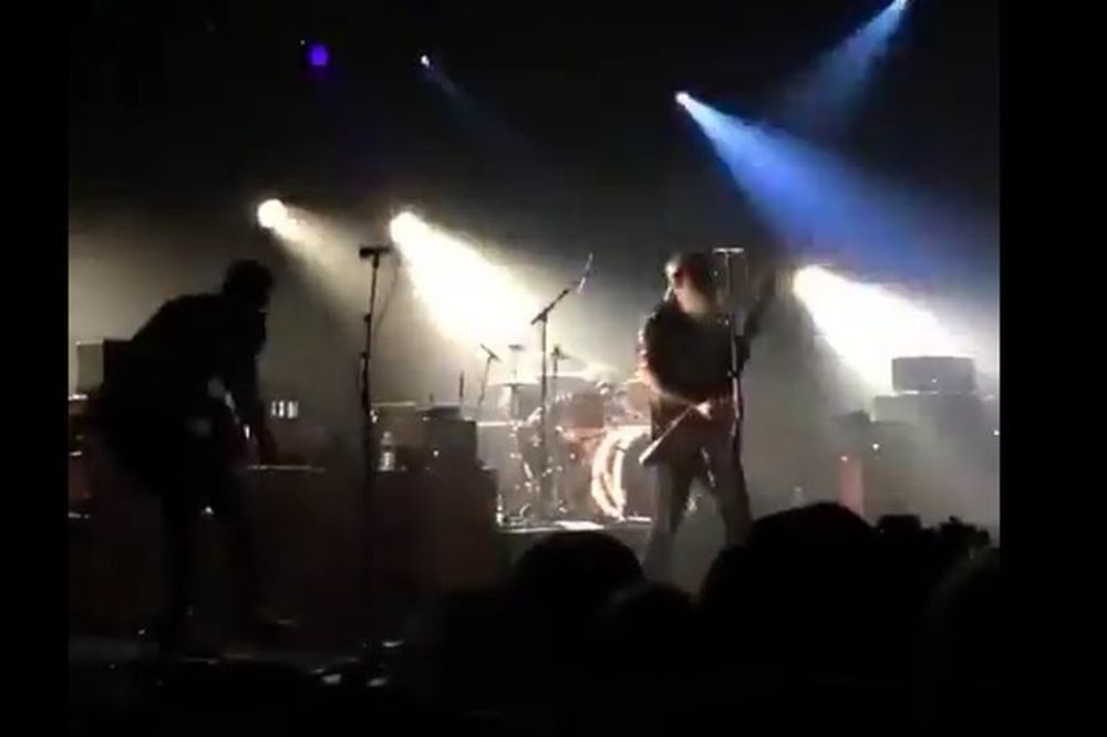 Svirali su pesmu, a onda su meci počeli da lete: Početak pucnjave na koncertu u Parizu! (VIDEO)