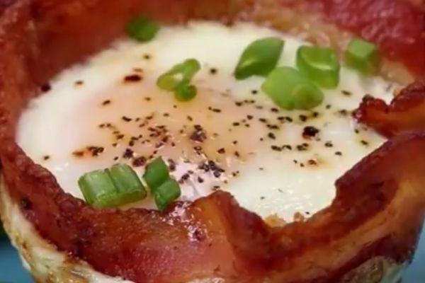 Obrok za minut: Savršeno jaje sa slaninom u korpici od hleba (RECEPT) (VIDEO)