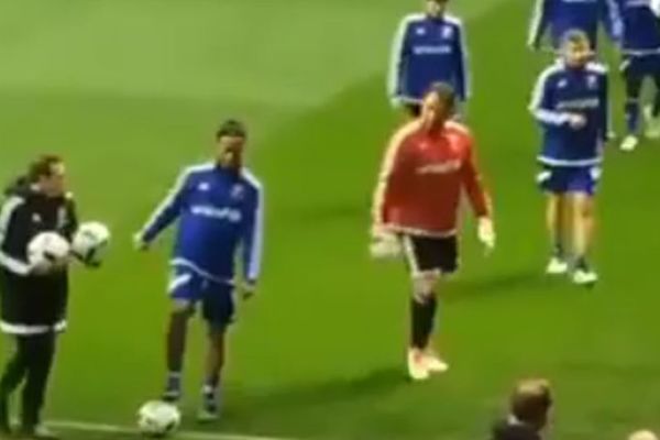 Bio je i ostao mađioničar: Ronaldinjo mu proturio loptu kroz noge, tako dobro, da ovaj u prvi mah nije ni primetio! (VIDEO)