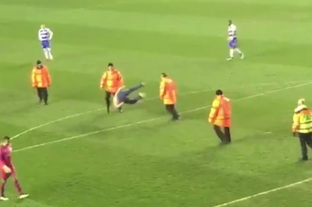 Ovaj lik je potpuni hit: Utrčao na teren i zabavio publiku akrobacijama! (VIDEO)