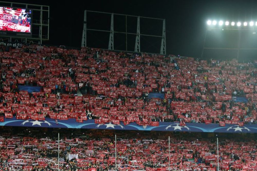 Dečko, za koga ti navijaš: Ovaj navijač na sebi ima čak tri grba različitih klubova?! (FOTO)