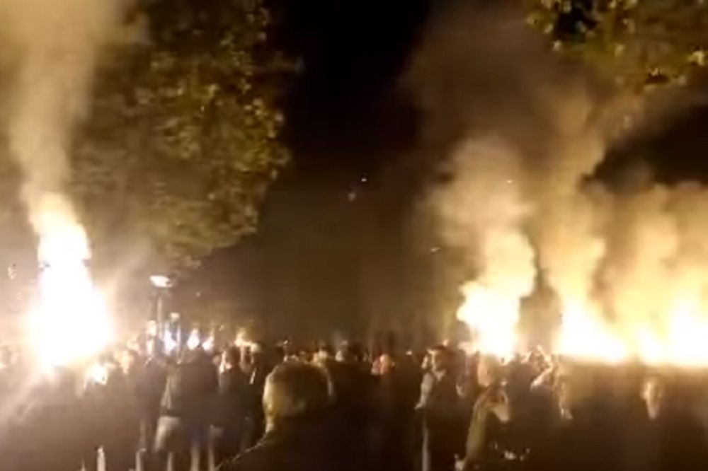 Okupljeni u Podgorici palili baklje i skandirali: Hoćemo suzavac! (FOTO) (VIDEO)