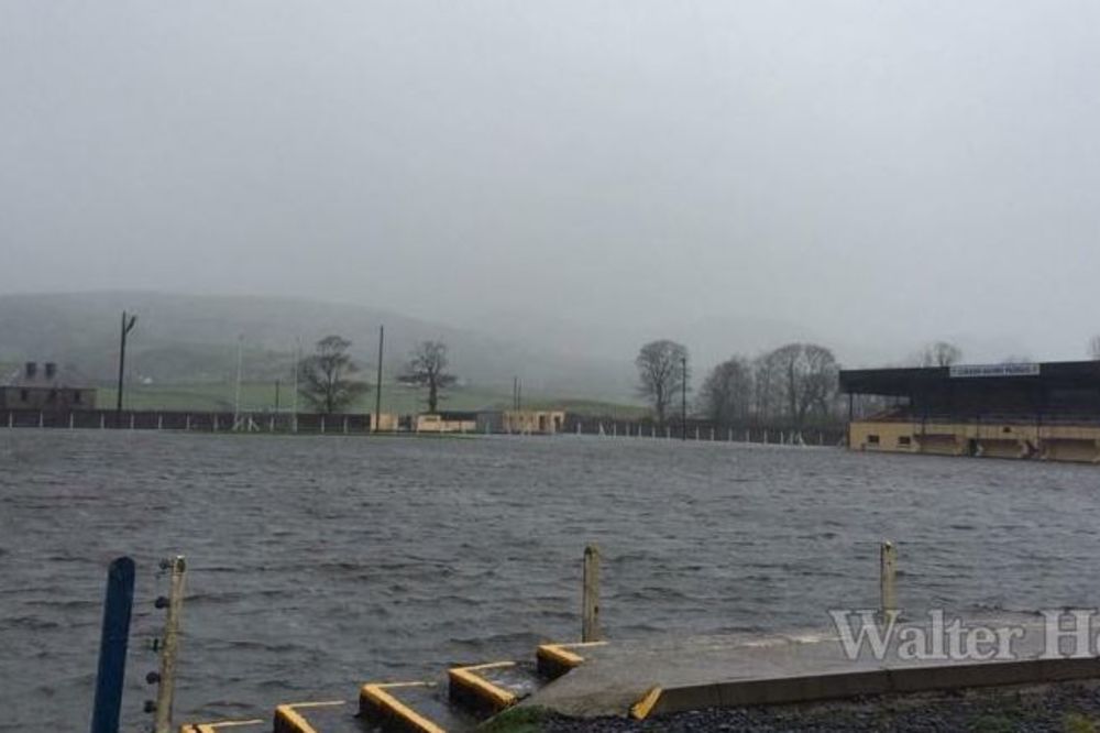 Njima nisu potrebni igrači, već ronioci: Umesto igrališta, teren je postao jezero! (FOTO)