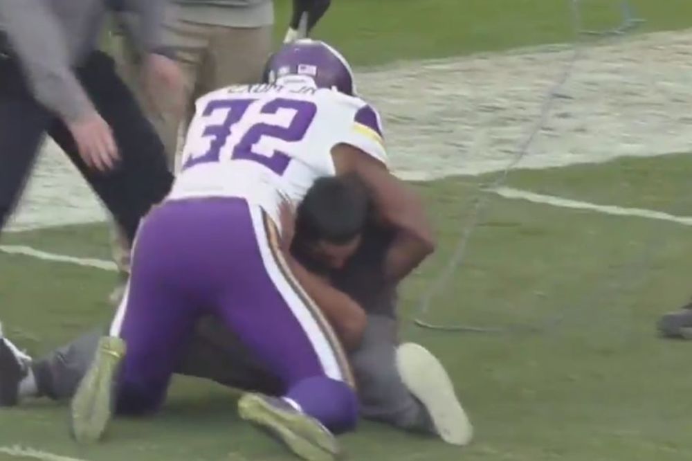 Pa kako ulećeš na teren na NFL, kada je njima posao da obaraju ljude? (VIDEO)