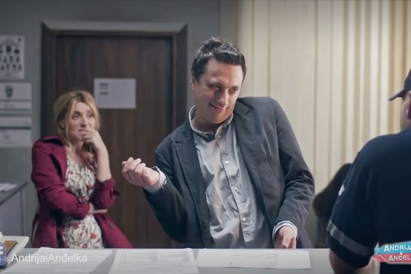 Najbolje do sada! Andrija muvao gej policajca! Pa, skopčao da policajac nije gej! (VIDEO)