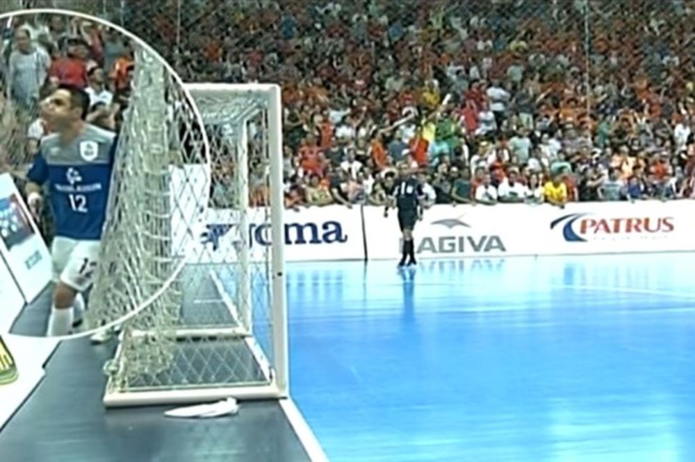 Od njega smo navikli na neviđene majstorije, a ne na pljuvanje navijača! (VIDEO)