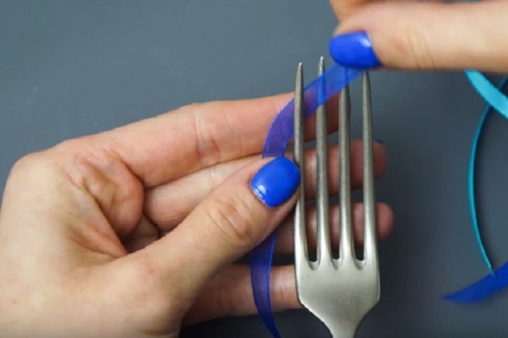 Uzela je plavu traku i stavila na viljušku. Kada vidite zašto, odmah ćete uraditi isto! (VIDEO)