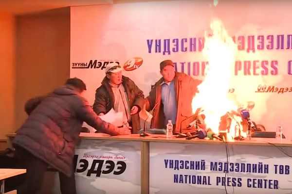 Spalio se pred novinarima jer mu deca gladuju! (UZNEMIRUJUĆI VIDEO)