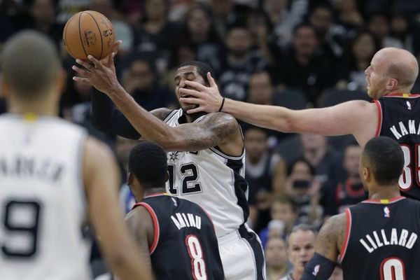 Bobi sa klupe gledao još jednu pobedu Sparsa, triler u Čikagu! (VIDEO)