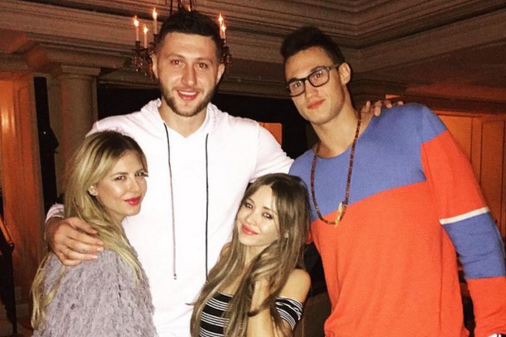 Zaboravila na zlatnog Orlića: Zorannah u čvrstom zagrljaju NBA zvezda! (FOTO)