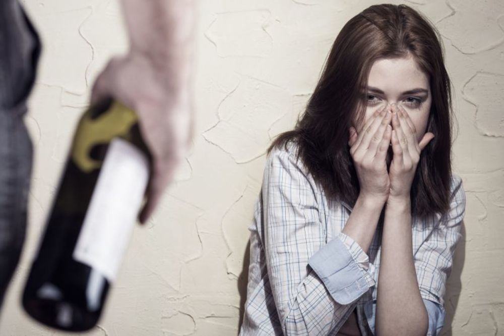 Bolesnoj ćerki pijani otac puštao porniće i prisiljavao je na seks