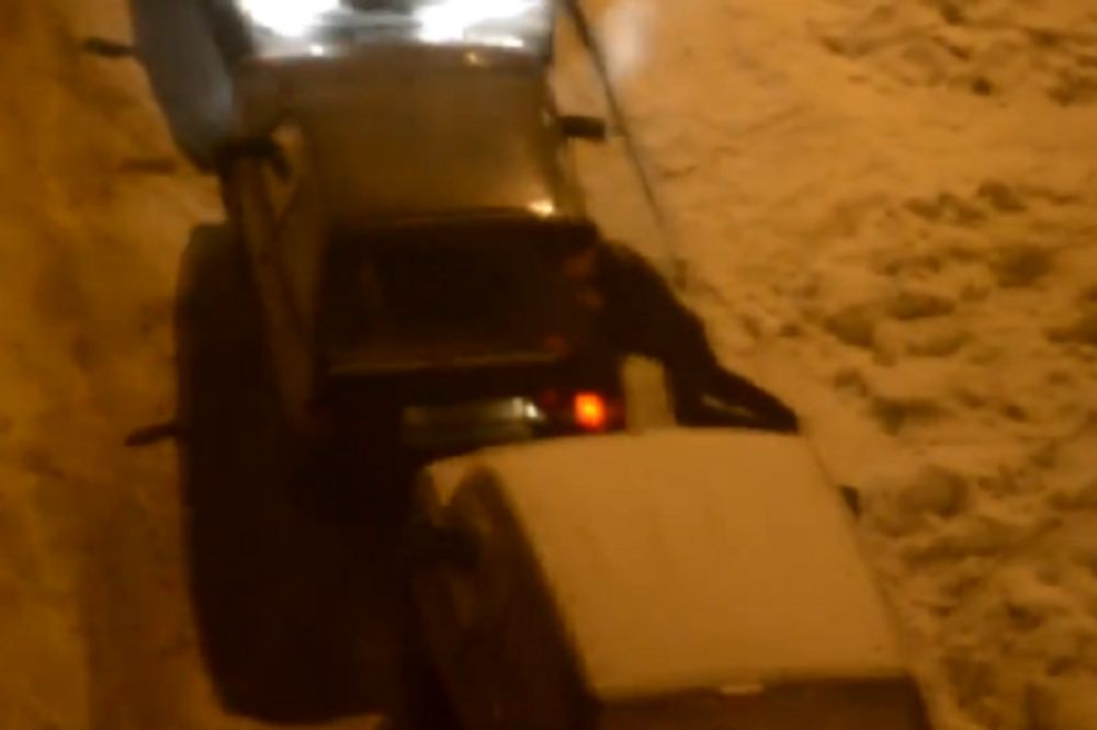 Ručni rad: Pogledajte kako brat Rus isparkirava svoju Ladu! (VIDEO)