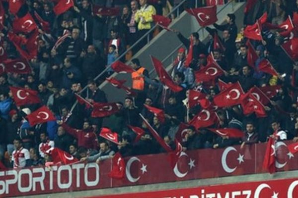 Turci, stidite se! Navijači u Istanbulu pravili zaglušujuću buku tokom minuta ćutanja! (VIDEO)