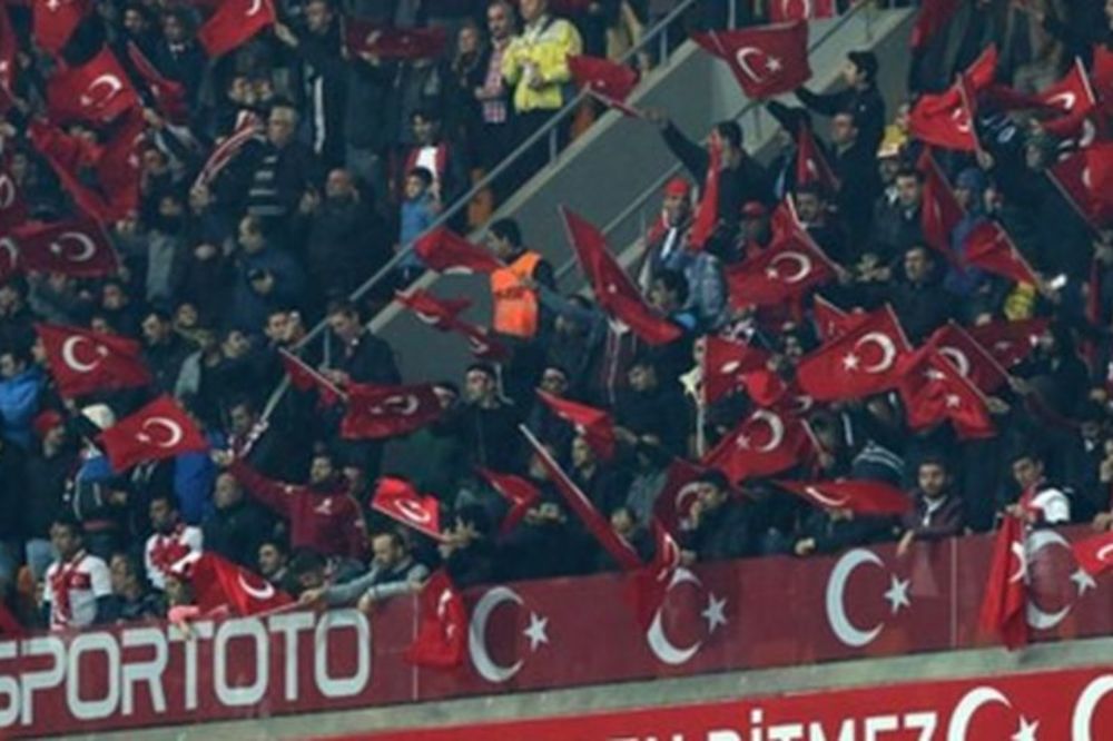 Turci, stidite se! Navijači u Istanbulu pravili zaglušujuću buku tokom minuta ćutanja! (VIDEO)