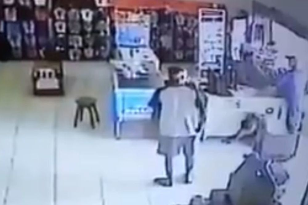Pokušao je da se suprotstavi pljačkašu i dobio metak u glavu (UZNEMIRUJUĆI VIDEO)