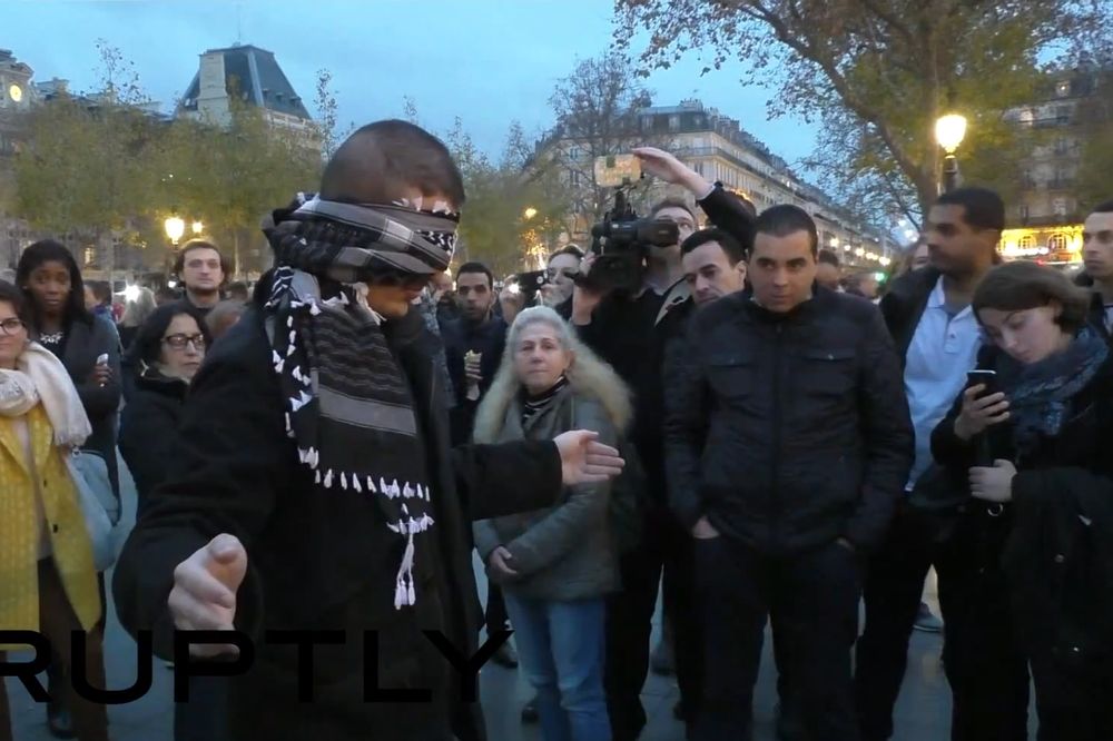 Rasplakao Parižane tražeći zagrljaj: Ja sam musliman, da li mi verujete? (VIDEO)