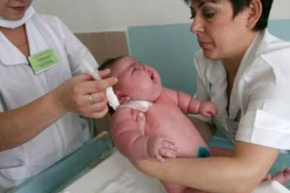 Kakva majka, takav sin: Najveća beba u istoriji čovečanstva! (FOTO)