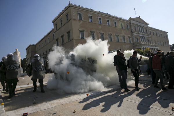 Ti mene pomorandžom, ja tebe suzavcem: Klinč grčkih seljaka sa policijom (FOTO)