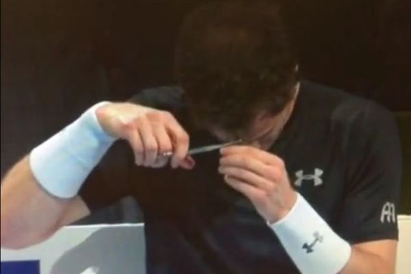 Endi, to se ne radi na teniskom meču, već u frizerskom salonu! (VIDEO)