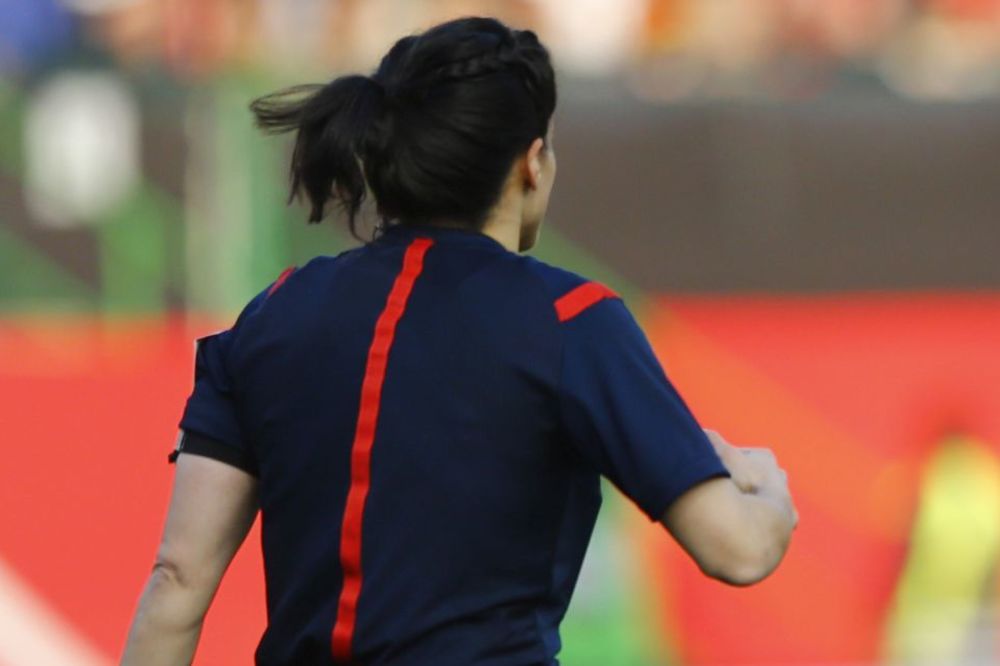 Da li je normalan: Fudbaler utrčao na teren i sa penisom u ruci nasrnuo na ženu sudiju!