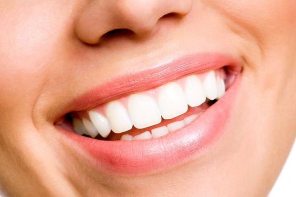 Najprirodniji način da izbelite zube bez odlaska kod zubara (FOTO)