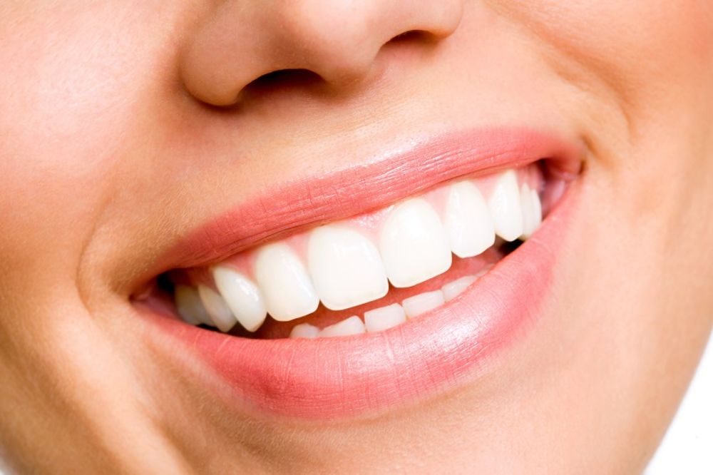 Najprirodniji način da izbelite zube bez odlaska kod zubara (FOTO)