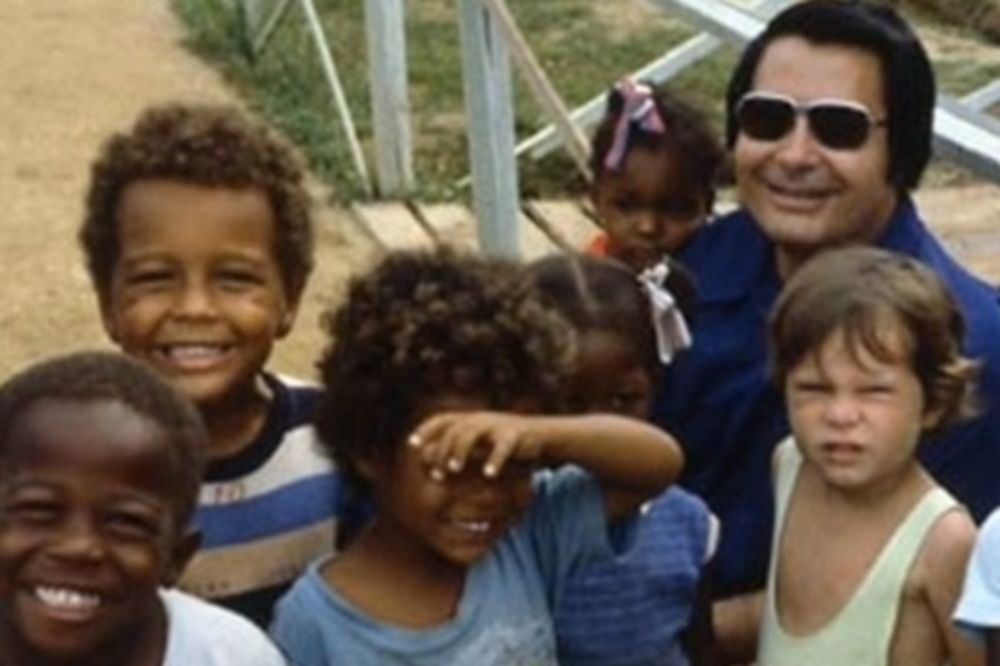 Prvo su otrovali decu, a onda su svi popili koktel sa cijanidom! (VIDEO)