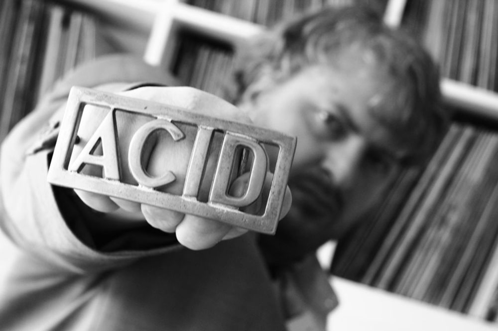 Ovaj Švaba će napraviti acid techno haos!