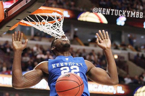 Zakucavanje koje nije bilo zabavno: Mrežića mu se zaglavila između zuba! (VIDEO)