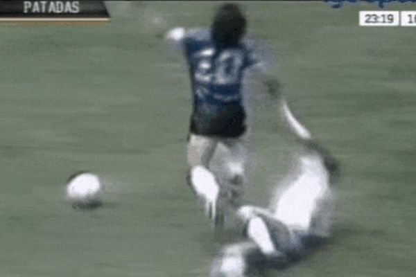 Ovo je za zatvor: 8 situacija kad je karijera Maradone mogla biti završena! (GIF)