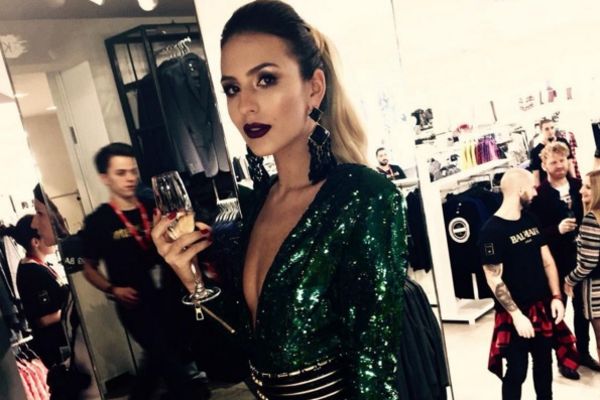 Na mama Cecu: Anastasija uzela mikrofon i zapevala u kafani! (FOTO) (VIDEO)